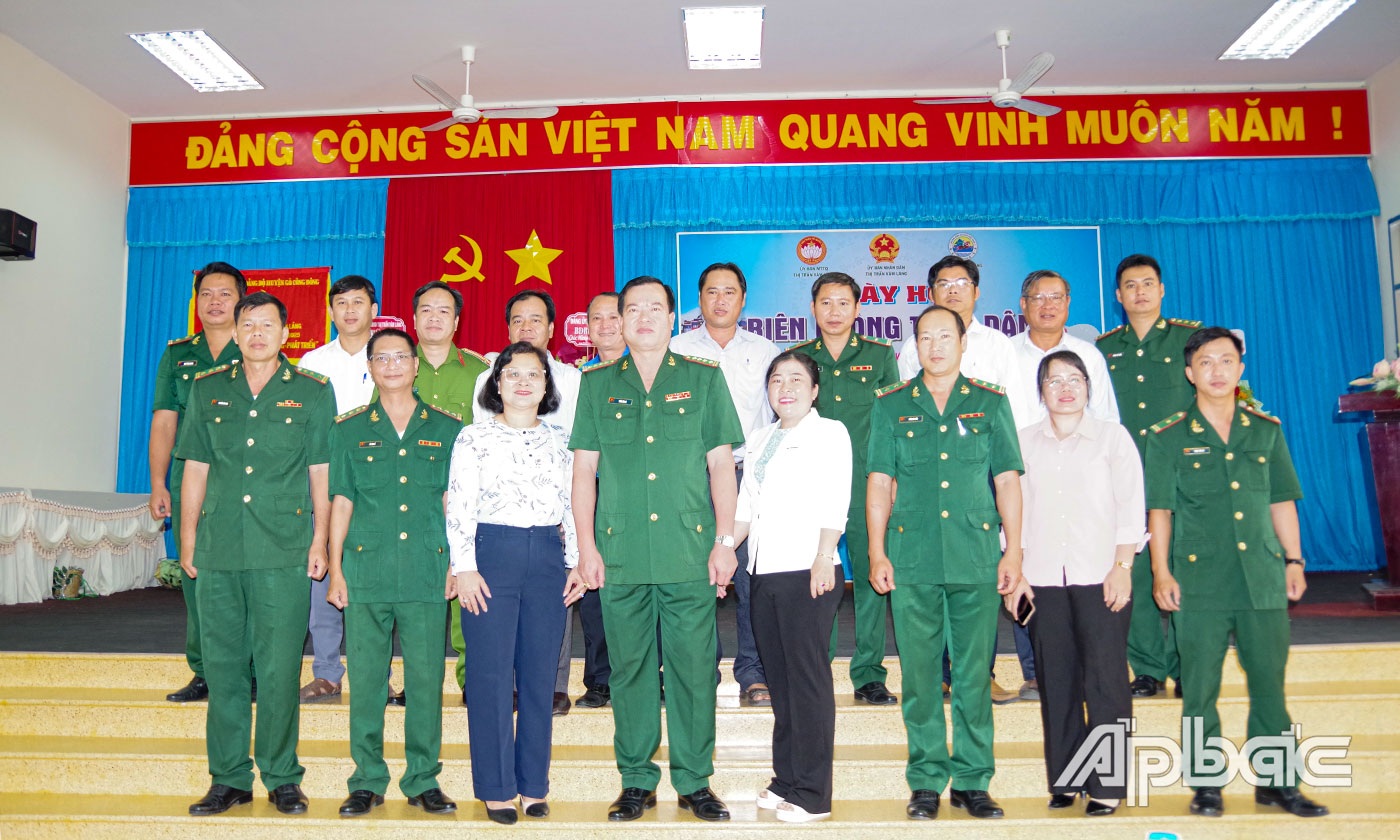 Đại biểu dự Ngày hội chụp ảnh lưu niệm.