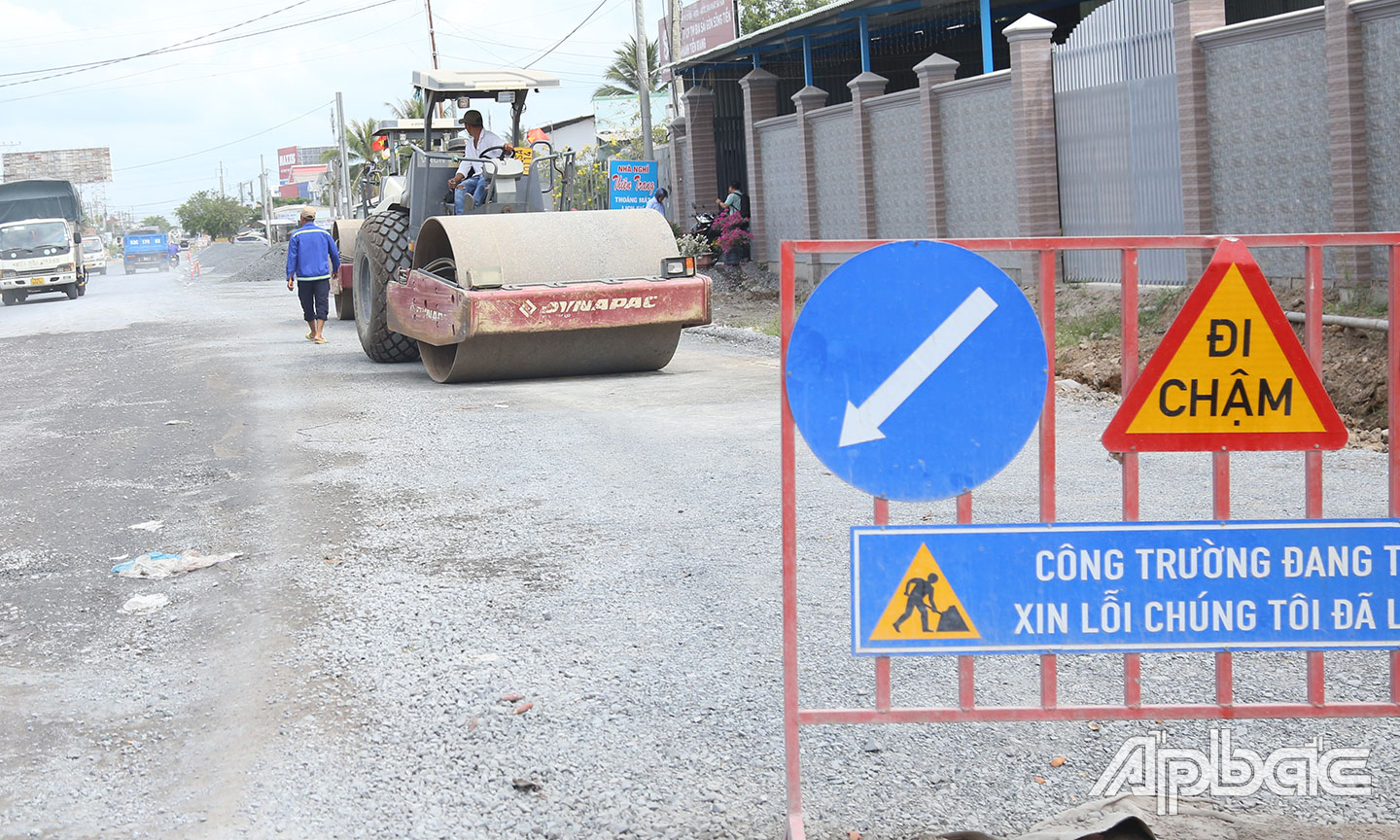 Công nhân trở lại thi công sau Tết.