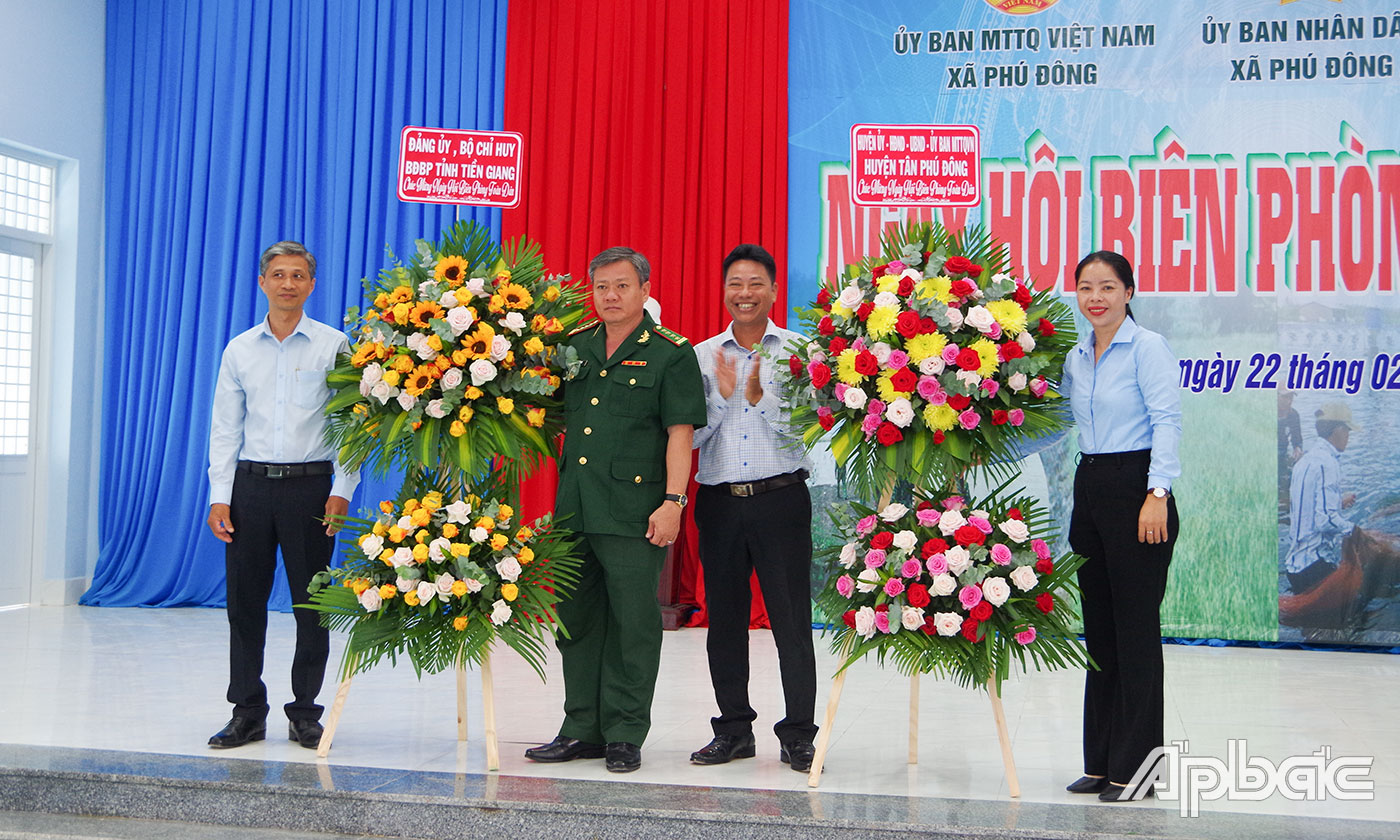 Lãnh đạo Đảng ủy, Bộ Chỉ huy BĐBP Tiền Giang và Huyện ủy, UBND huyện Tân Phú Đông tặng hoa chúc mừng Ngày hội tại xã Phú Đông