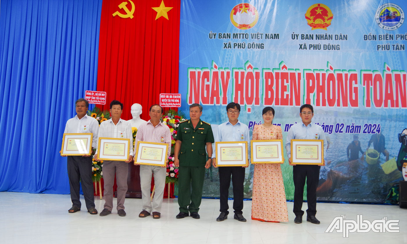 Đại tá Bùi Văn Vũ, Chính ủy BĐBP Tiền Giang trao Kỷ niệm chương Vì chủ quyền an ninh biên giới của Bộ Tư lệnh BĐBP cho các cá nhân có nhiều đóng góp trong sự nghiệp quản lý, bảo vệ chủ quyền lãnh thổ, an ninh biên giới quốc gia và quá trình xậy dựng, phát triển của lực lượng BĐBP. 