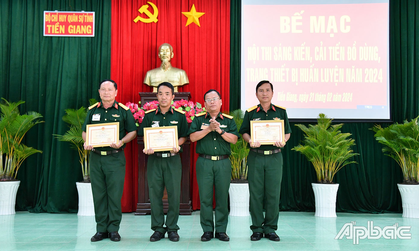 Đại tá Nguyễn Văn Quý, Phó Chỉ huy trưởng kiêm Tham mưu trưởng Bộ CHQS tỉnh Tiền Giang tặng Giấy khen cho các đơn vị đạt giải toàn đoàn.