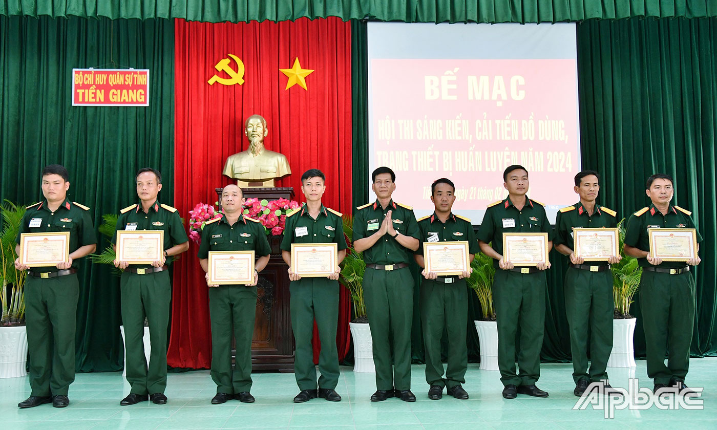 Trung tá Ngô Minh Đức, Chủ nhiệm Kỹ thuật Bộ CHQS tỉnh Tiền Giang tặng Giấy khen cho các sản phẩm đạt giải.