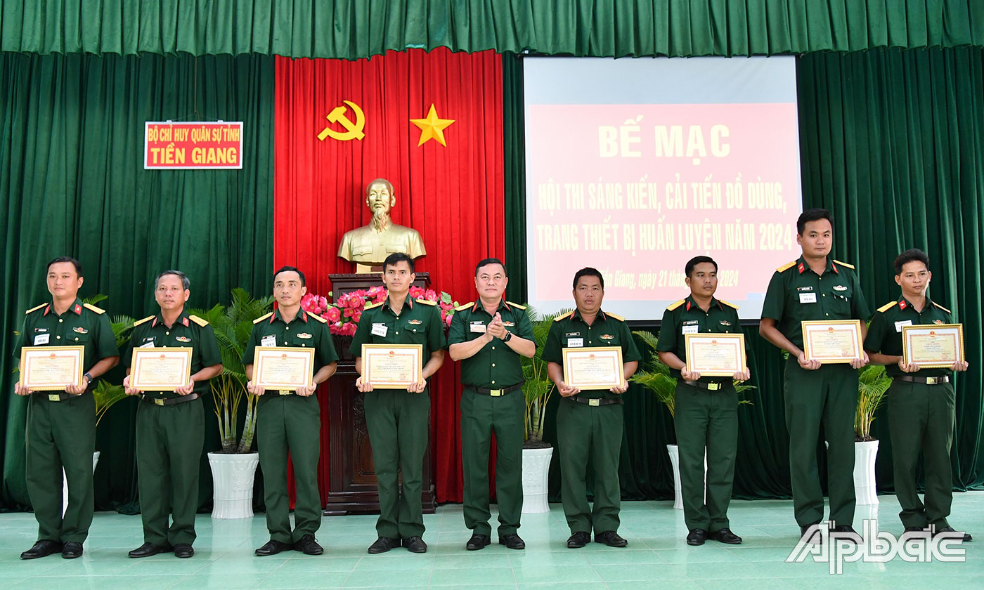 Thượng tá Đoàn Minh Chiến, Phó Chủ nhiệm Chính trị Bộ CHQS tỉnh Tiền Giang tặng Giấy khen cho các sản phẩm đạt giải.