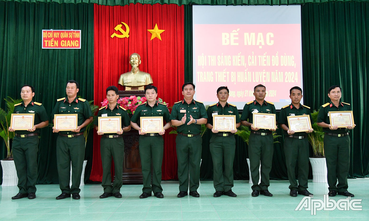 Trung tá Tạ Minh Trí, Phó Tham mưu trưởng Bộ CHQS tỉnh Tiền Giang tặng Giấy khen cho các sản phẩm đạt giải.