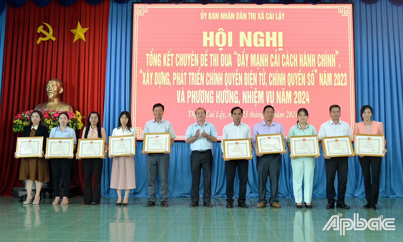 Đồng chí Trần Văn Thức, Chủ tịch UBND TX. Cai Lậy trao Giấy khen cho các tập thể, cá nhân có thành tích trong thực hiện chuyên đề thi đua “Đẩy mạnh cải cách hành chính” năm 2023.