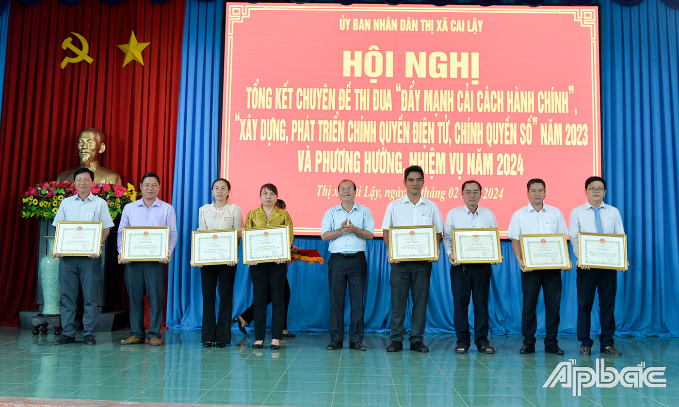 Đồng chí Trần Văn Thức, Chủ tịch UBND TX. Cai Lậy trao Giấy khen cho các tập thể “Xây dựng, phát triển chính quyền điện tử, chính quyền số” năm 2023.