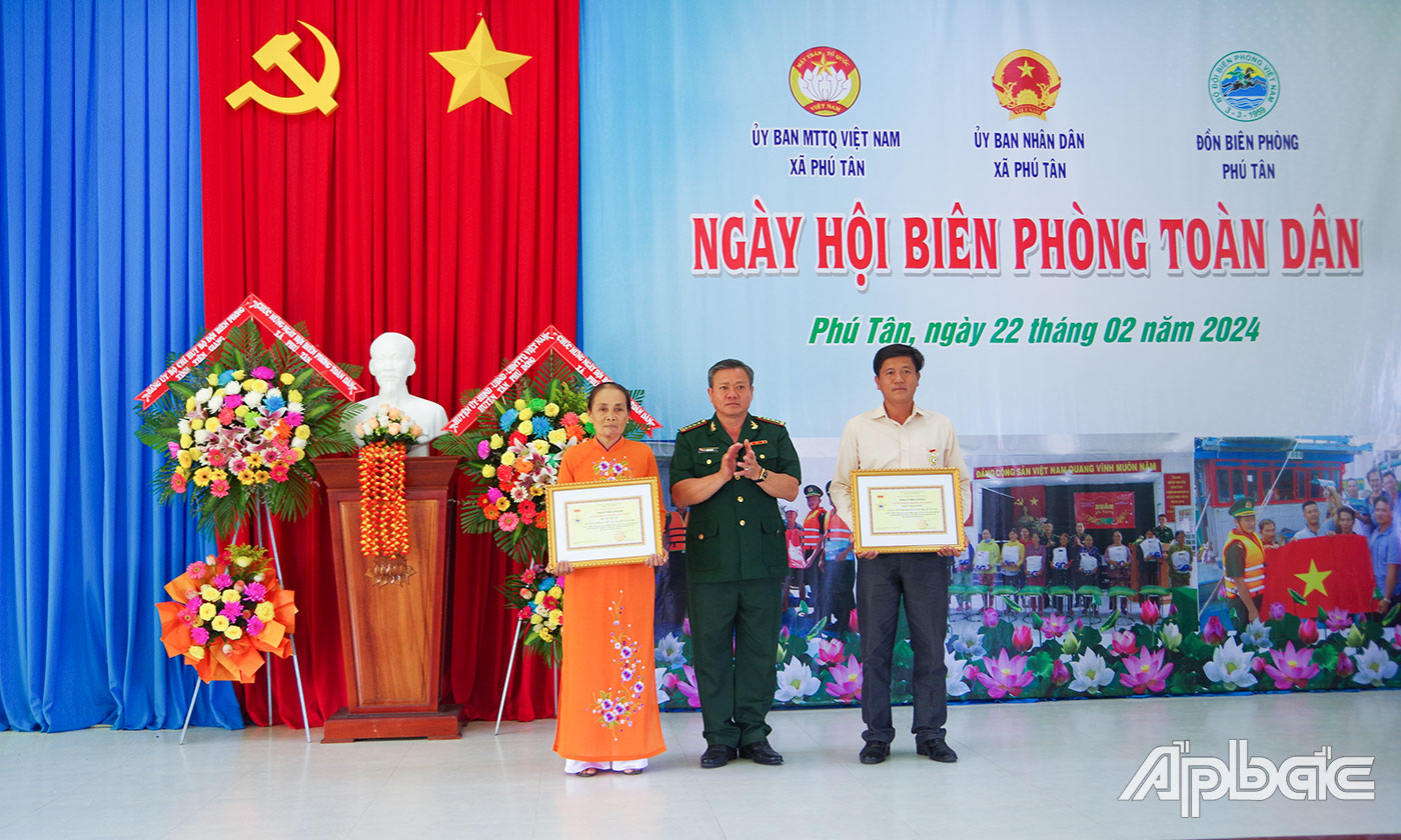 Đại tá Bùi Văn Vũ, Chính ủy BĐBP Tiền Giang trao Kỷ niệm chương Vì chủ quyền an ninh biên giới của Bộ Tư lệnh BĐBP cho các cá nhân có nhiều đóng góp trong sự nghiệp quản lý, bảo vệ chủ quyền lãnh thổ, an ninh biên giới quốc gia và quá trình xậy dựng, phát triển của lực lượng BĐBP. 