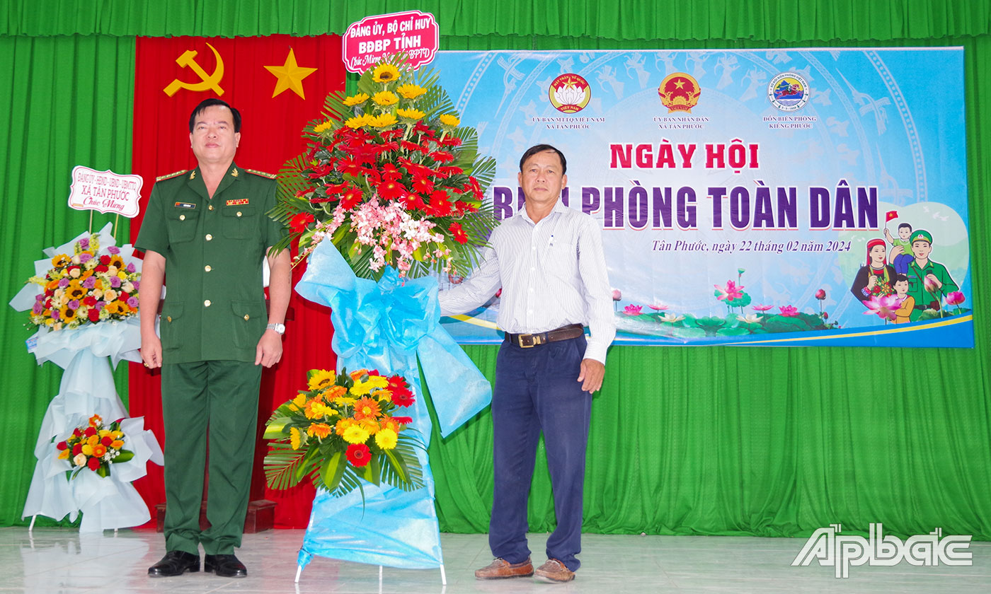 Đại tá Trần Văn Le, Chỉ huy trưởng Bộ đội Biên phòng Tiền Giang tặng hoa chúc mừng Ngày hội.