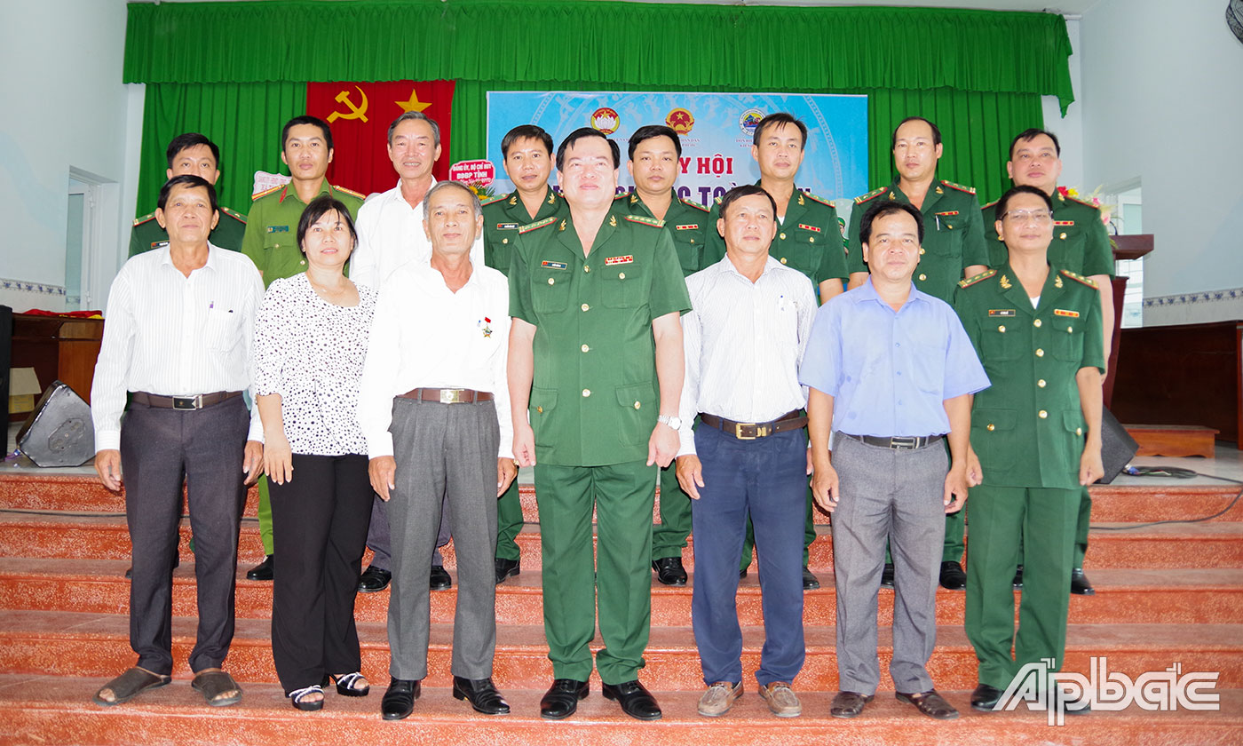 Đại biểu tham dự Ngày hội chụp ảnh lưu niệm.