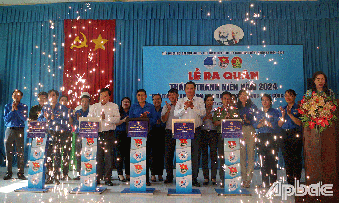 Lãnh đạo, đại biểu thực hiện nghi thức ra quân tháng thanh niên 2024.