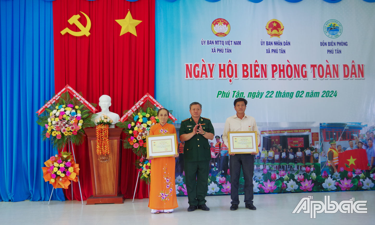 Đại tá Bùi Văn Vũ trao Kỷ niệm chương Vì chủ quyền an ninh biên giới của Bộ Tư lệnh BĐBP cho các cá nhân có nhiều đóng góp trong sự nghiệp quản lý, bảo vệ chủ quyền lãnh thổ, an ninh biên giới quốc gia và quá trình xây dựng, phát triển của lực lượng BĐBP.                                                                  Ảnh: ĐOÀN PHÁT