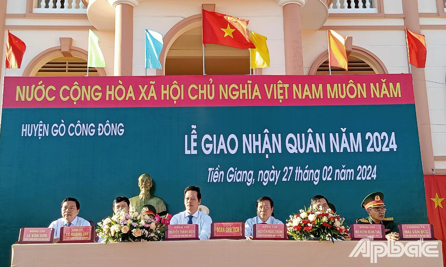 Đại biểu tham dự lễ giao nhận quân 