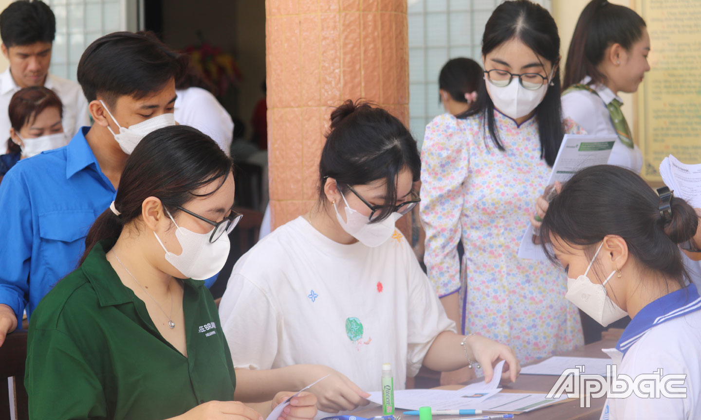 Tân sinh viên nộp hồ sơ trúng tuyển vào Trường ĐH Tiền Giang năm 2023.