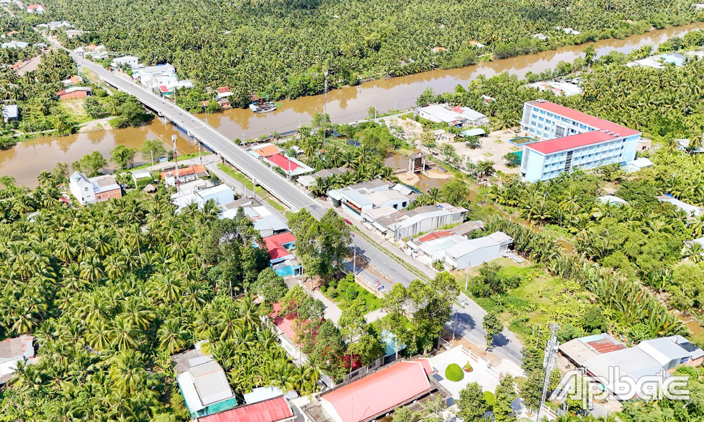 Cầu Long Hưng bắc qua kinh Nguyễn Tấn Thành góp phần hoàn thiện hạ tầng giao thông cho huyện Châu Thành và kết nối giao thông vùng Trung tâm với vùng phía Tây.                                     Ảnh: TRUNG HẬU