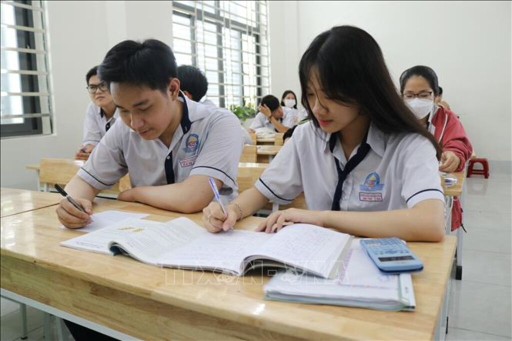 Học sinh lớp 12 ôn tập cho kỳ thi tốt nghiệp THPT. Ảnh: TTXVN