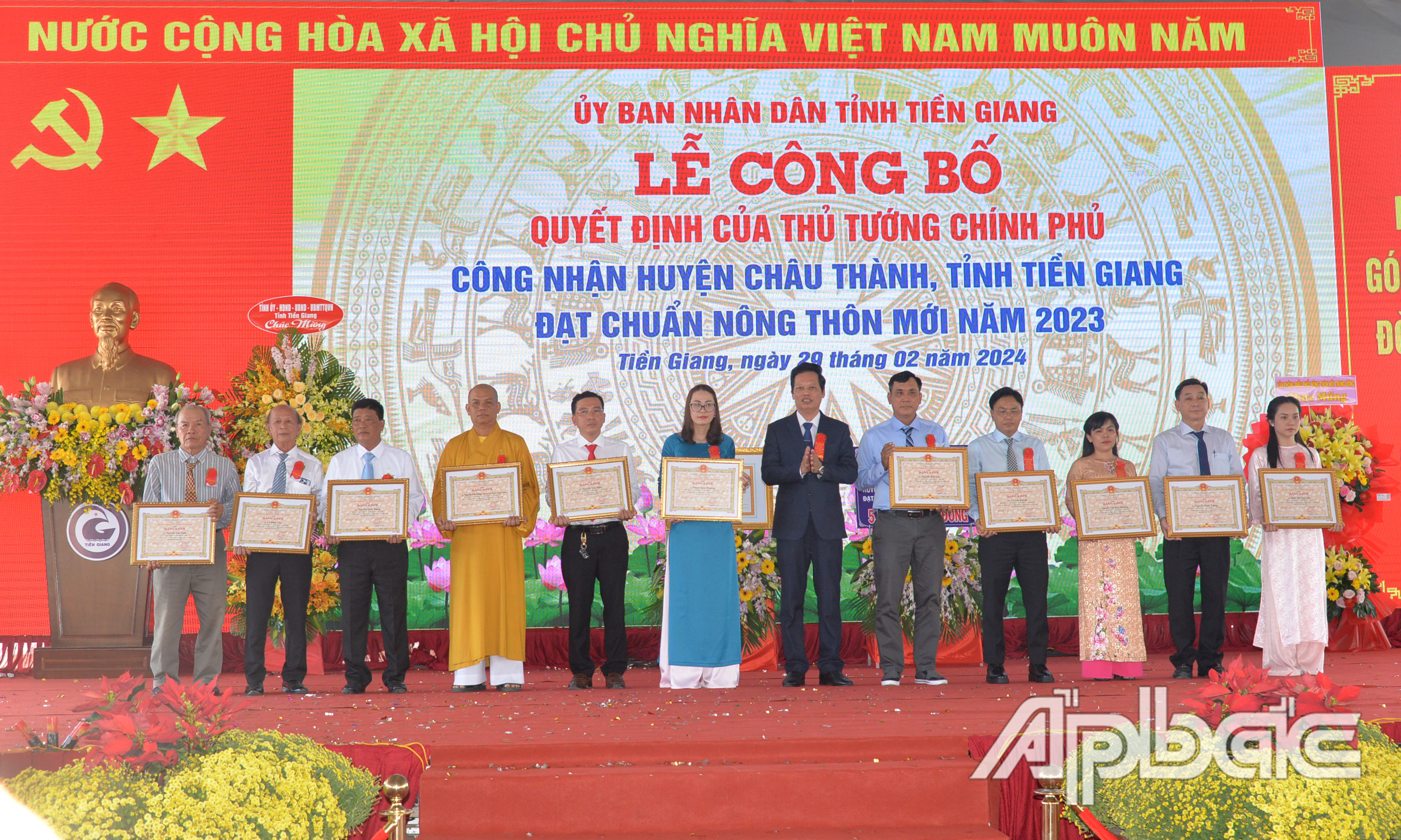 UBND tỉnh tặng Bằng khen cho các tập thể, cá nhân có nhiều đóng góp vào công tác xây dựng NTM trên địa bàn huyện Châu Thành.