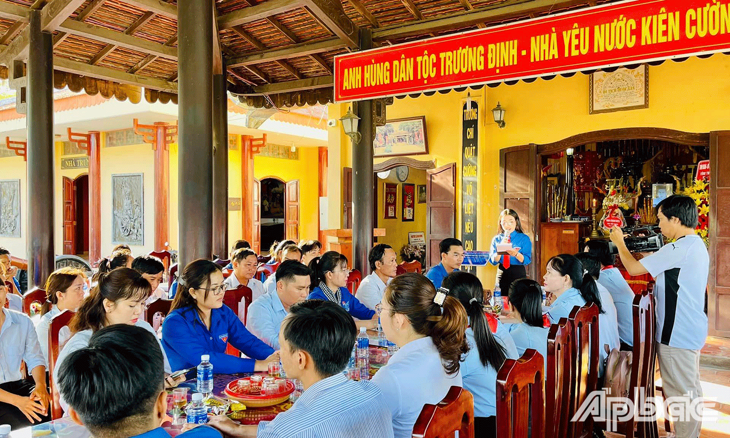 Hành trình giáo dục truyền thống về địa chỉ đỏ tại khu tưởng niệm anh hùng dân tộc Trương Định