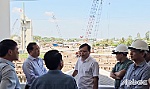 Thứ trưởng Bộ Nông nghiệp và Phát triển nông thôn Nguyễn Hoàng Hiệp kiểm tra tiến độ thi công cống âu Nguyễn Tấn Thành