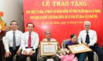 Bí thư Nguyễn Văn Nên trao Huy hiệu Đảng đến nhà thơ Lê Giang và nhạc sĩ Lư Nhất Vũ