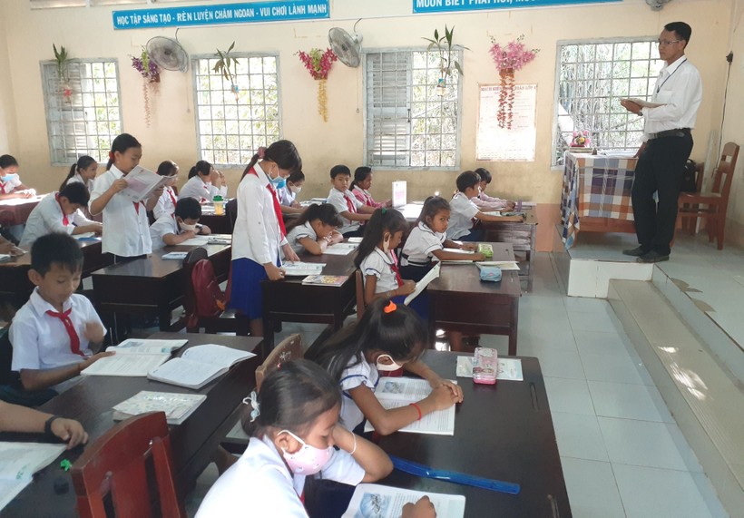 Đảm bảo sĩ số lớp sau Tết tại Trường Tiểu học Tân Sơn (huyện Trà Cú, Trà Vinh). Ảnh: Q. Ngữ
