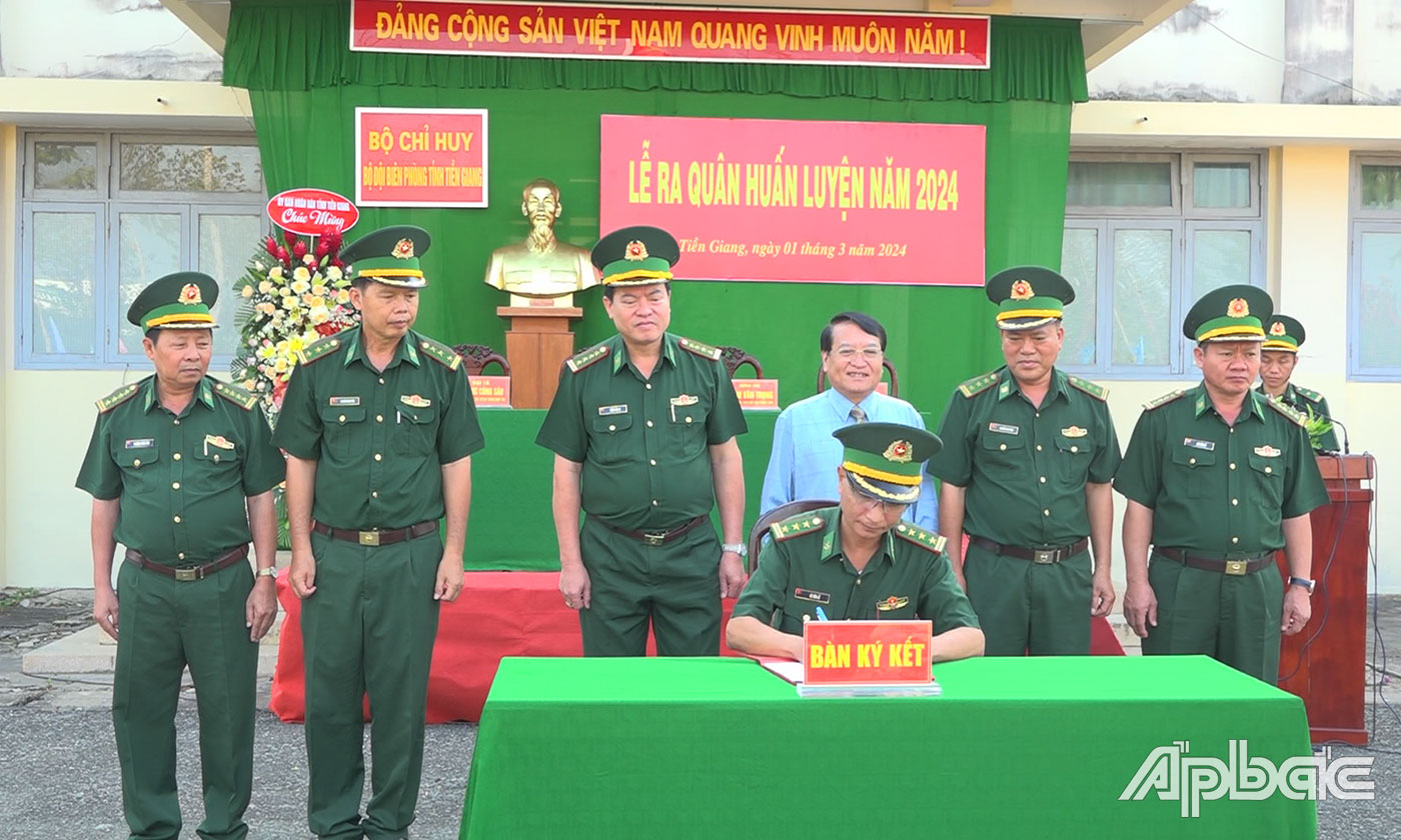 Ký kết giao ước thi đua trong huấn luyện. 