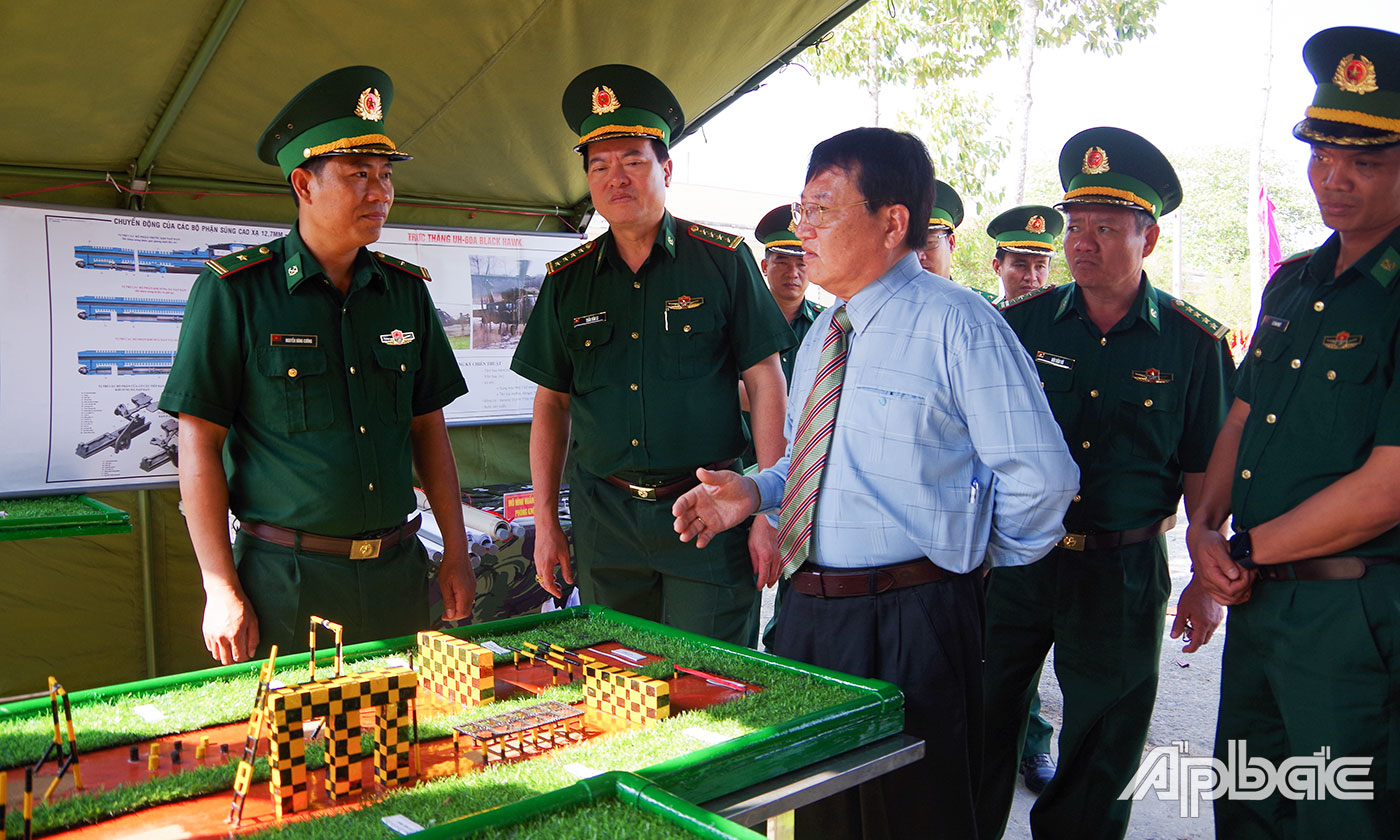 Đồng chí Phạm Văn Trọng và Thủ trưởng Bộ Chỉ huy BĐBP Tiền Giang tham quan các mô hình, học cụ huấn luyện. 