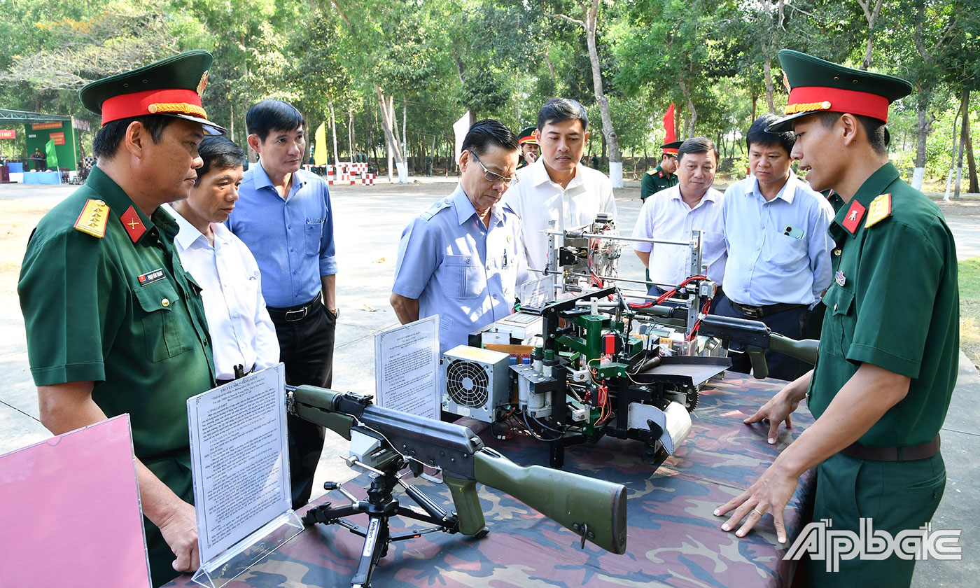 Các đại biểu tham quan khu trưng bày mô hình, học cụ huấn luyện tại Lễ ra quân.