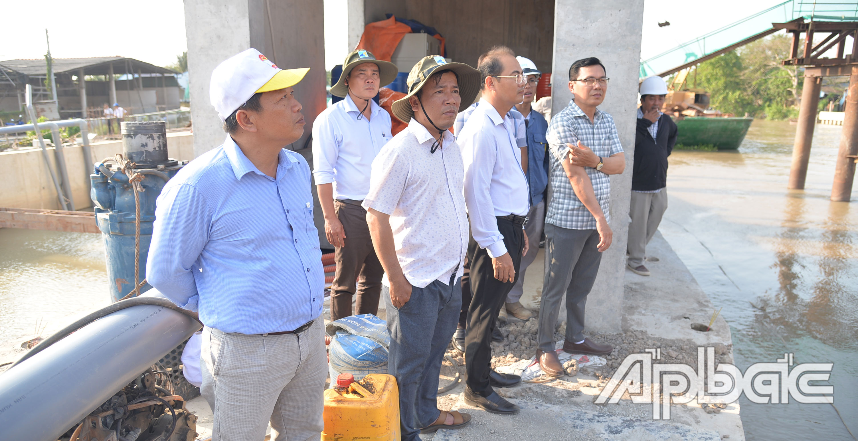 Lãnh đạo Sở NN&PTNT kiểm tra việc vận hành đóng cửa van cống âu Nguyễn Tấn Thành.