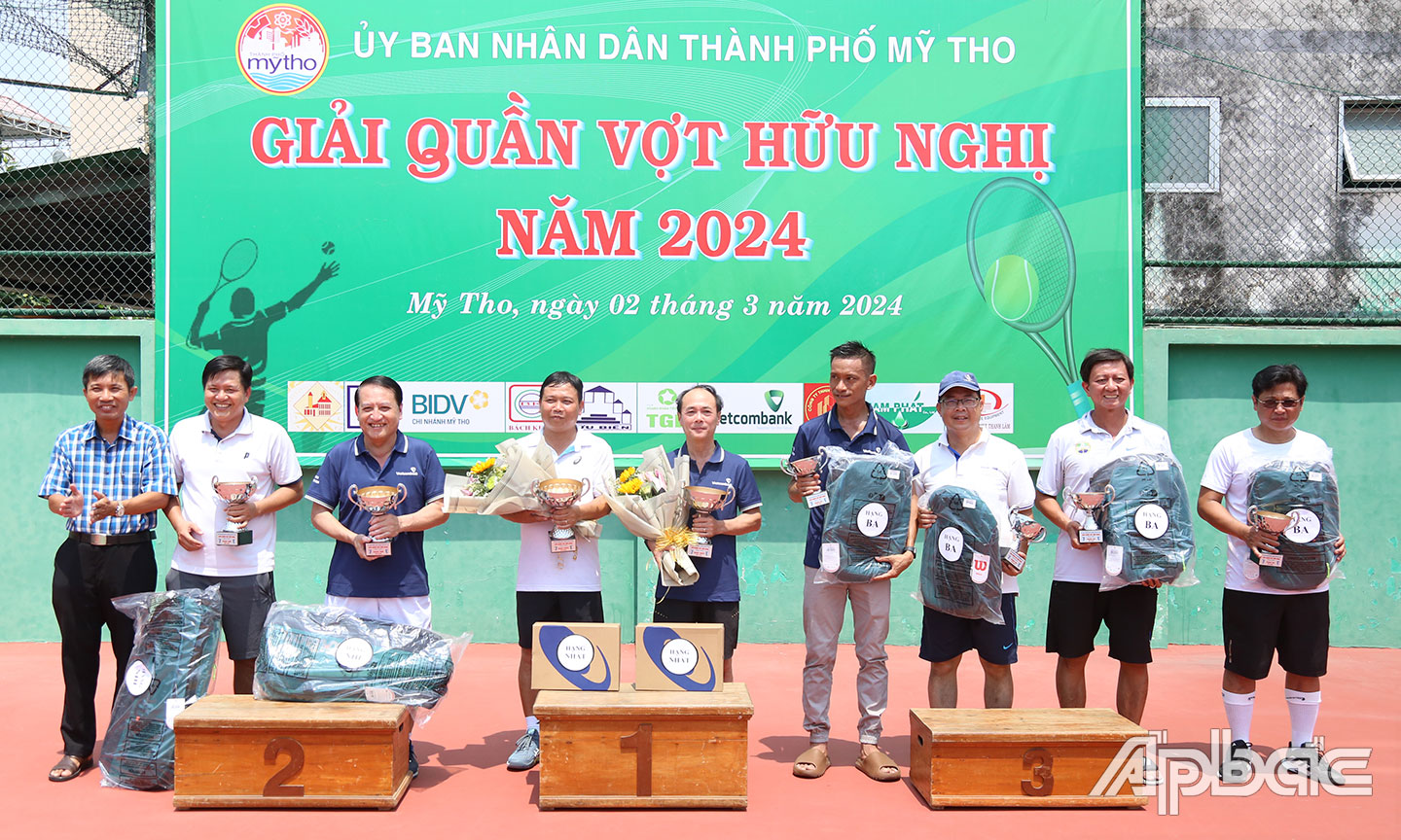 Ban tổ chức trao gỉai cho các cặp đôi.