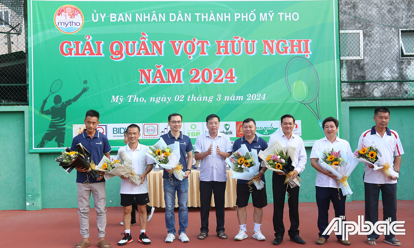 Ban tổ chức trao hoa cho các đơn vị tài trợ.