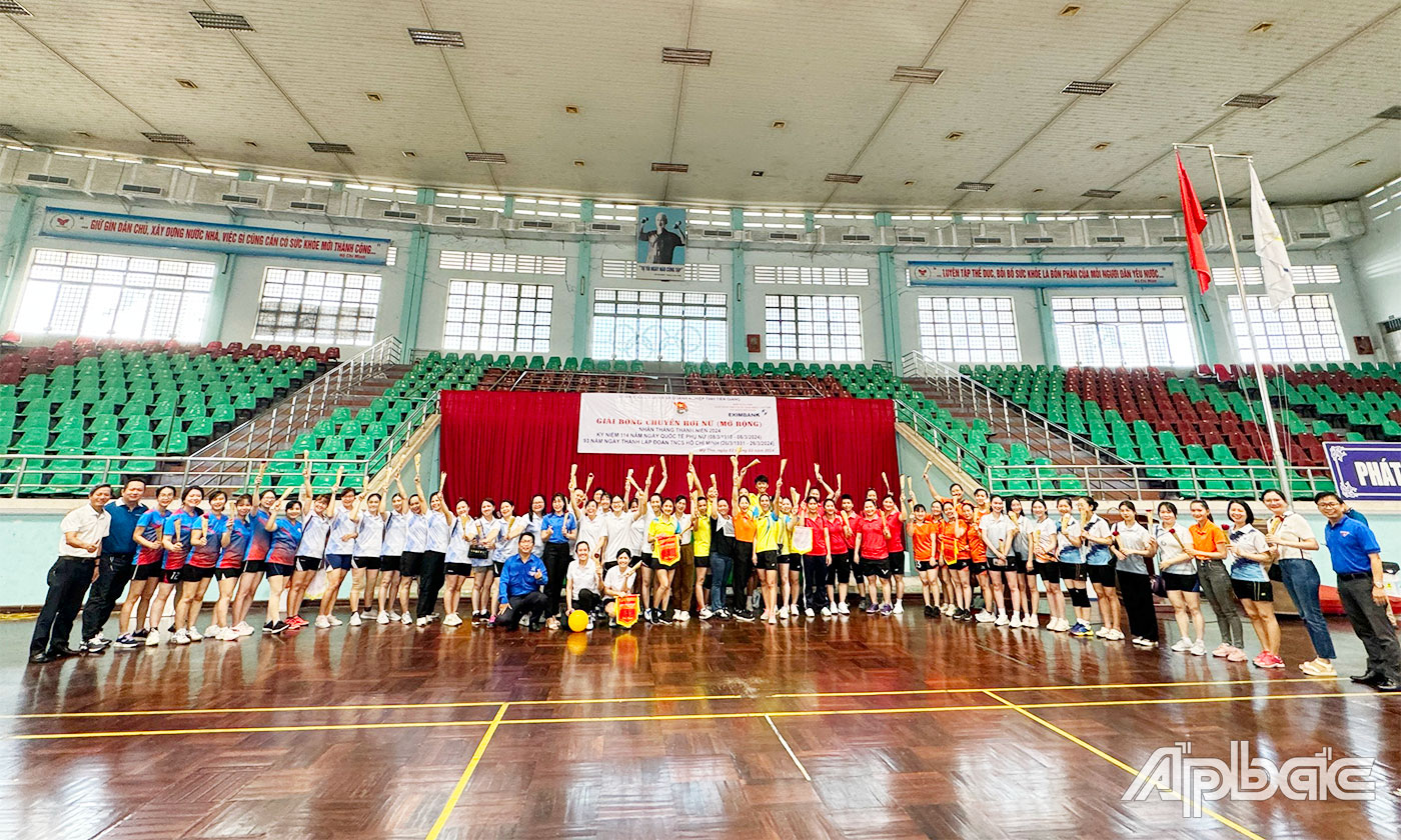 Đoàn Khối trao hoa cho các VĐV nữ nhân ngày Quốc tế Phụ nữ 8-3