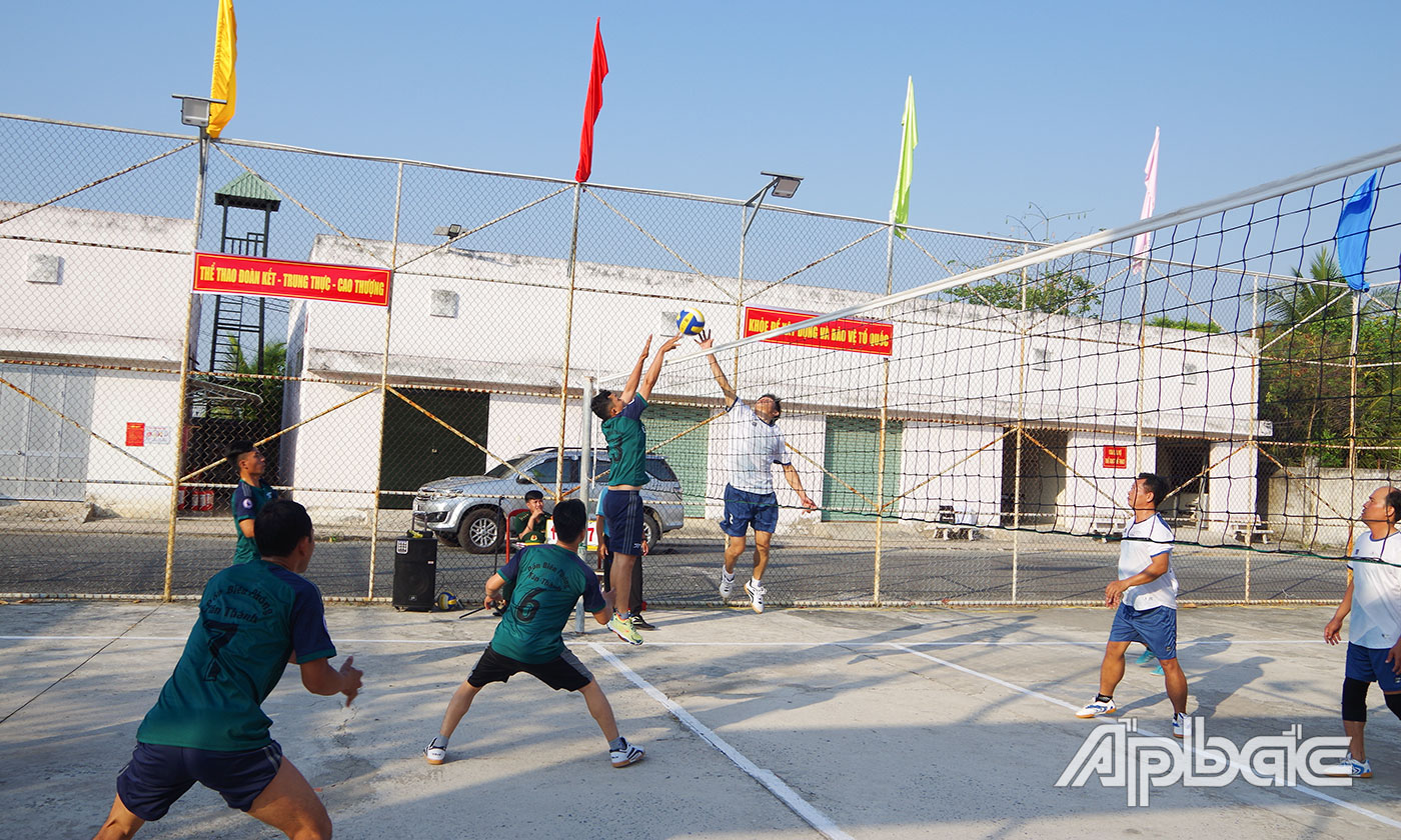 Các vận động viên quyết liệt tranh chấp bóng trên không.