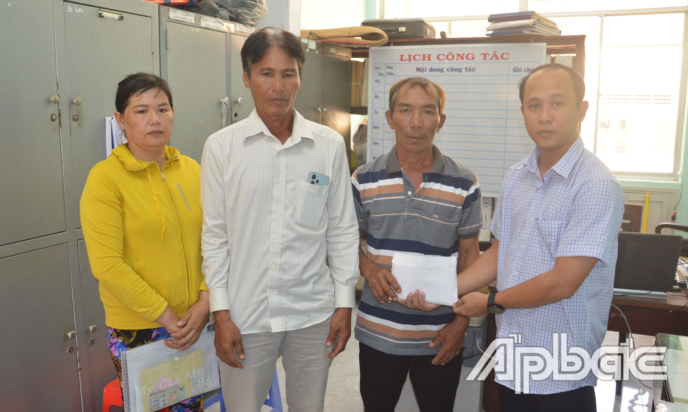 ​ Đại diện công ty sử dụng lao động trao 100 triệu đồng tiền hỗ trợ cho gia đình anh S.