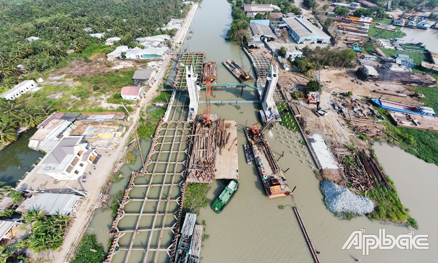 Nông dân xã Tân Phong trữ nước phục vụ sản xuất trong mùa hạn, mặn.