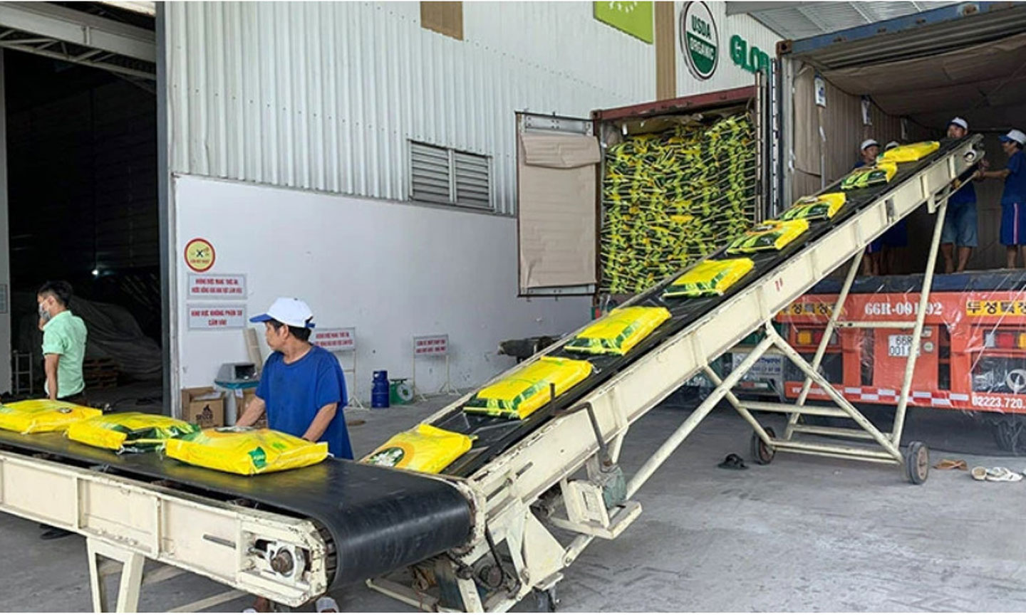 Đóng gói gạo xuất khẩu ở Công ty cổ phần Nông nghiệp công nghệ cao Trung An, TP Cần Thơ. (Ảnh MINH ANH)
