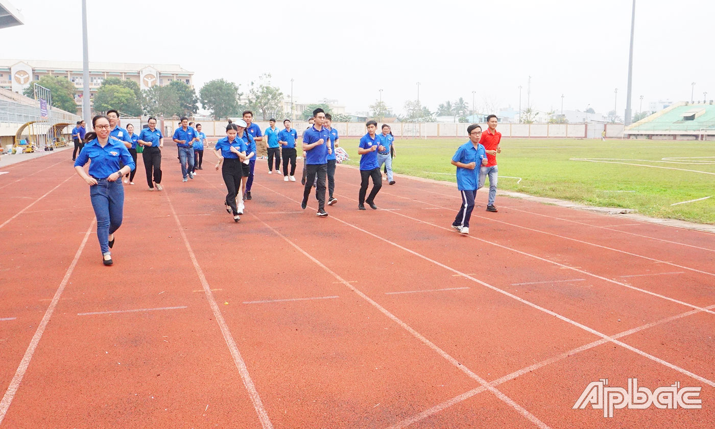 Đoàn viên thanh niên bắt đầu tham gia chạy đồng hành