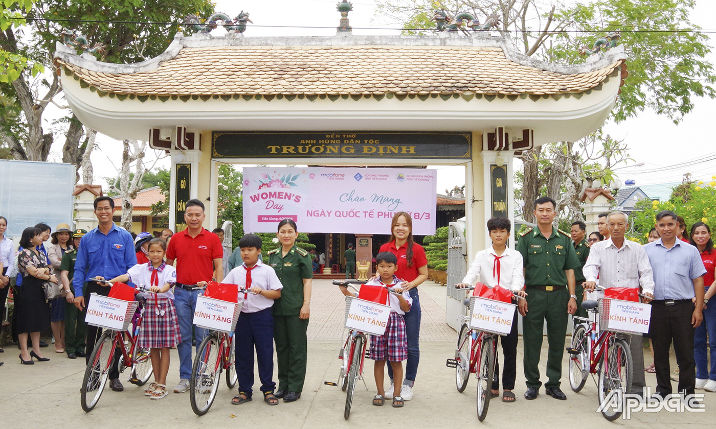 Tặng quà và xe đạp cho chị em phụ nữ và các em học sinh có hoàn cảnh khó khăn.