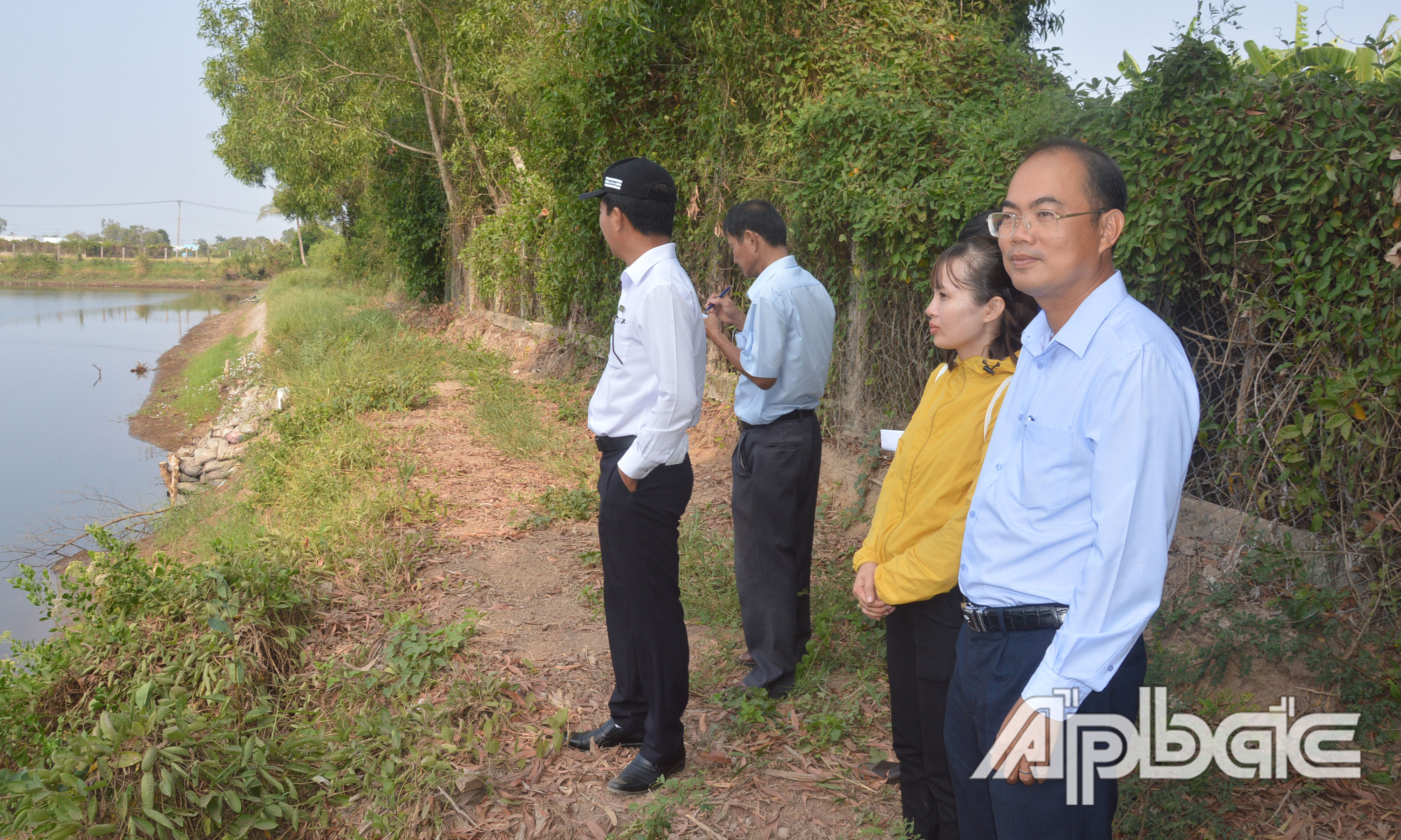 Kiểm tra nguồn nước thô tại ao Phú Thạnh.