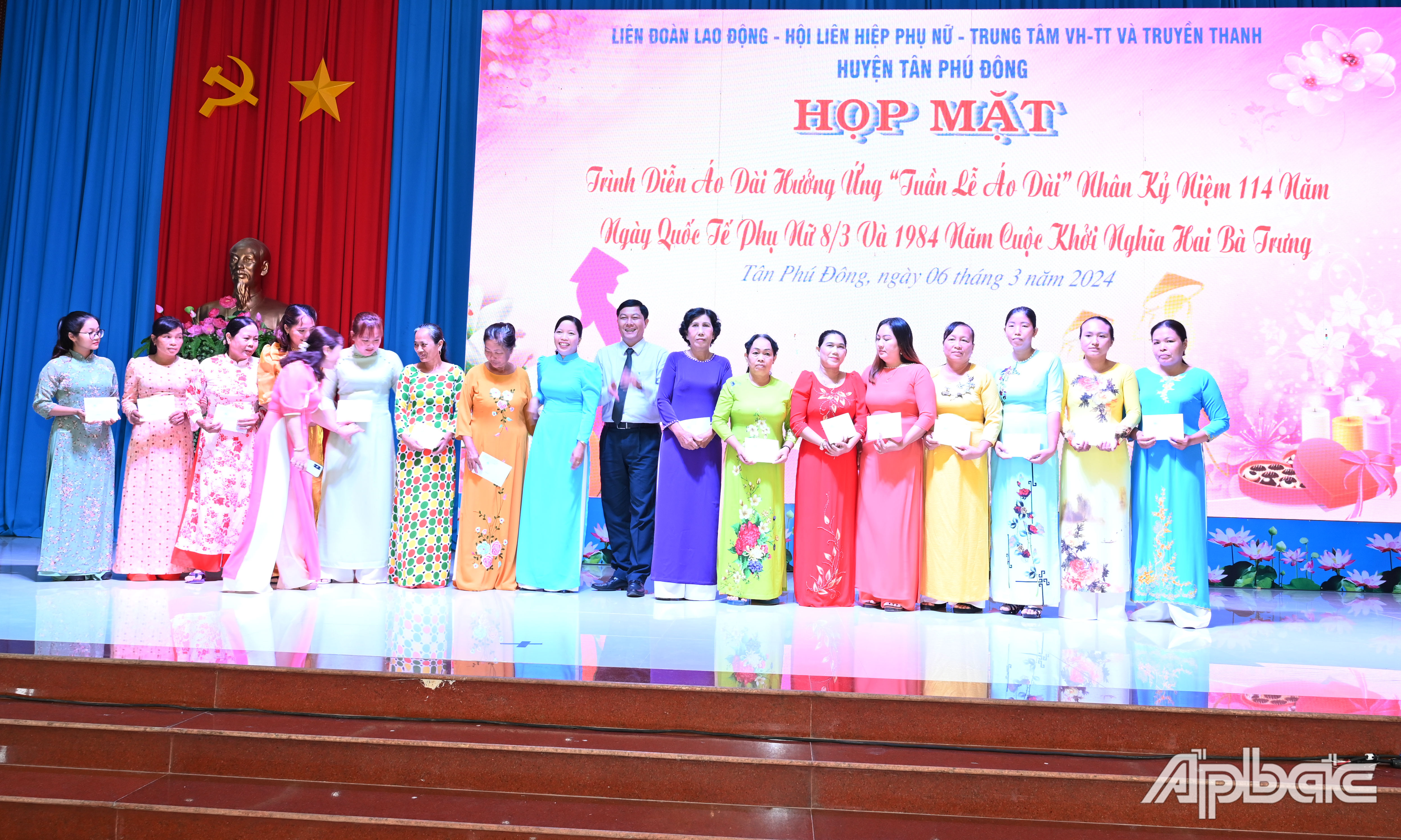 Hỗ trợ vốn cho 15 chị em hội viên khó khăn khởi nghiệp, khởi sự kinh doanh.