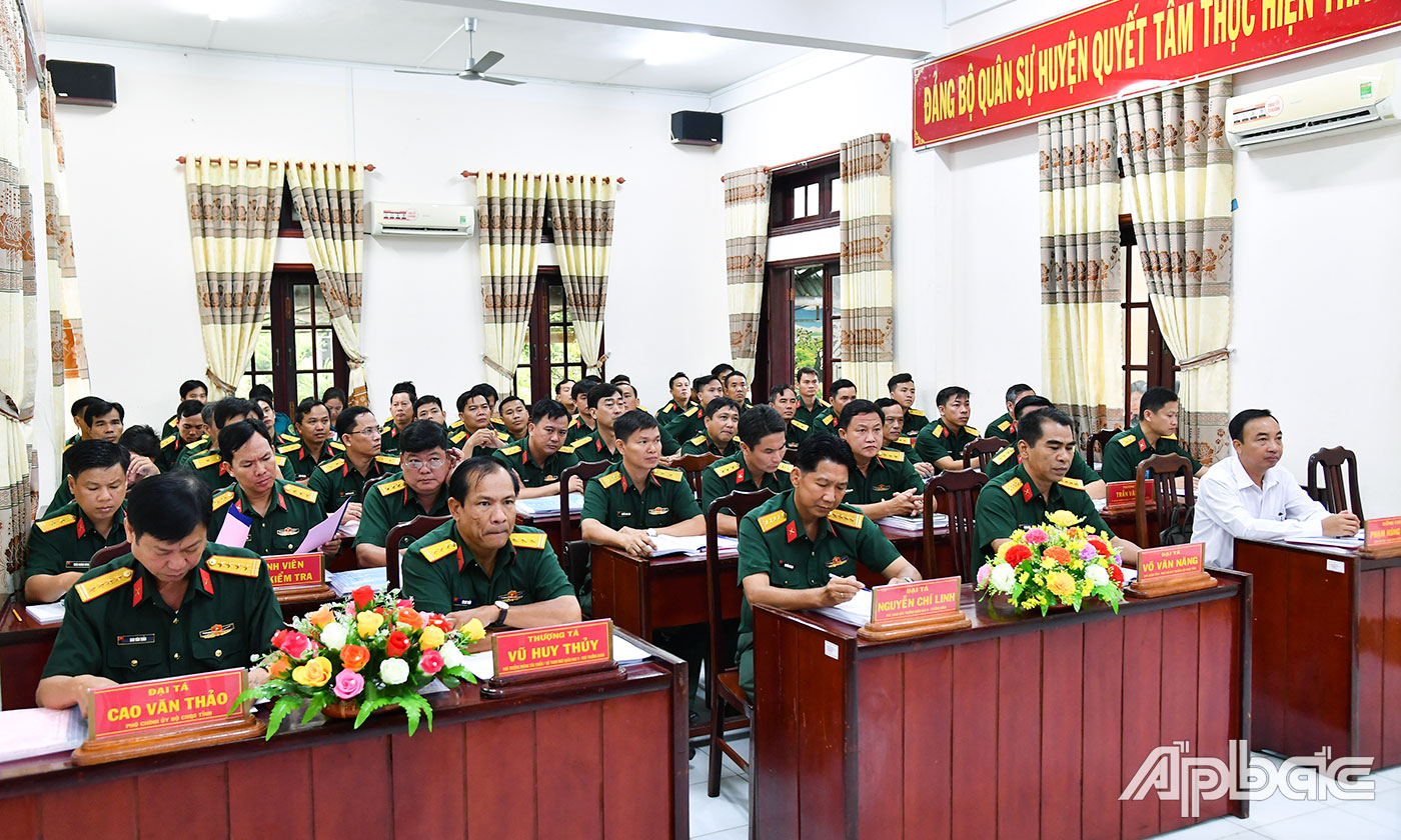 Đại biểu tham quan luyện tập chuyển trạng thái.