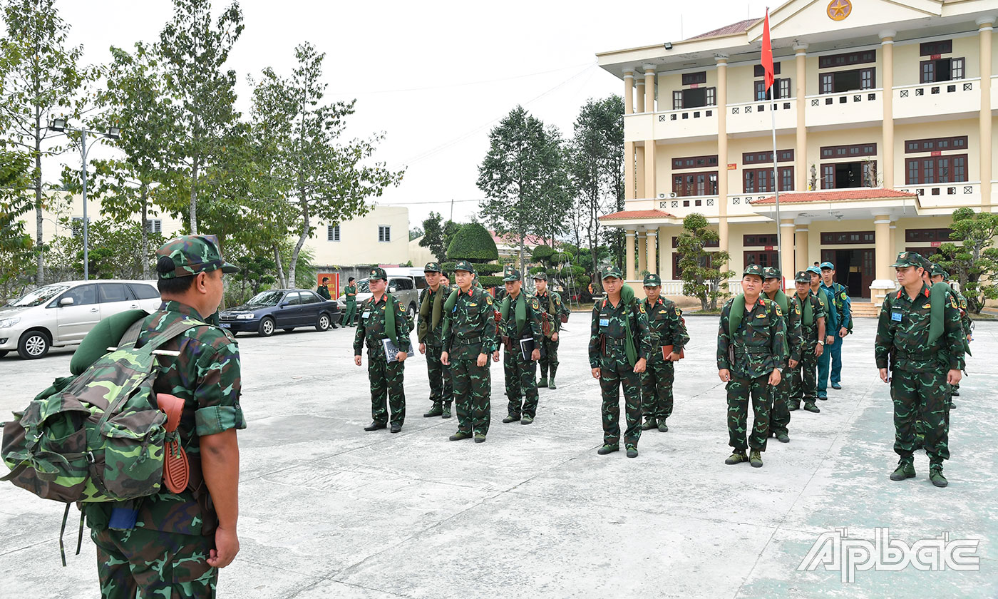 Hạ đạt mệnh lệnh hành quân ra khu căn cứ chiến đấu.