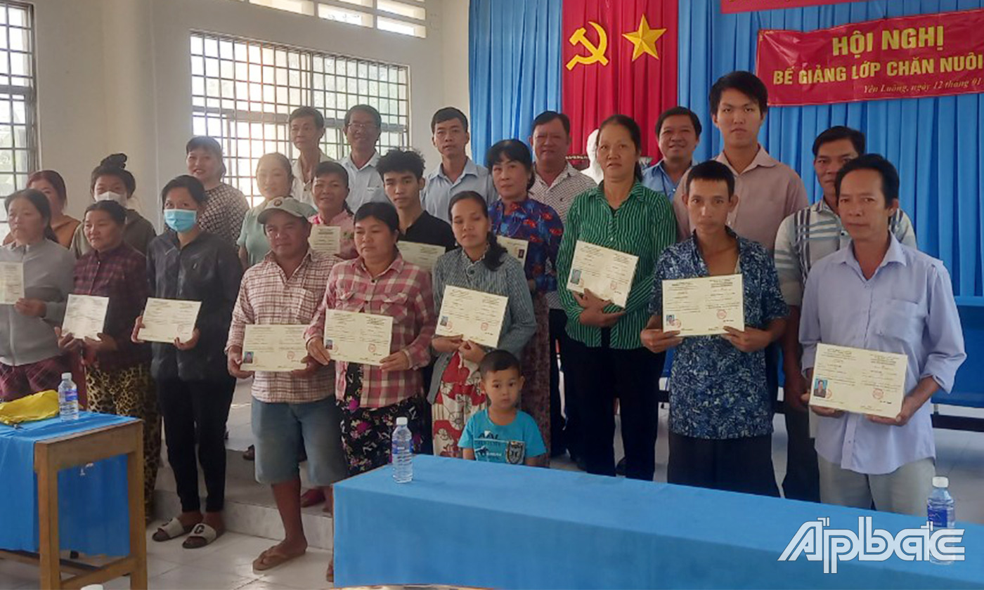Trung tâm dạy nghề huyện phối hợp với Hội Nông  và Hội CCB xã tổ chức bế giảng lớp dạy nghề cho Hội viên Nông Dân và Hội viên CCB