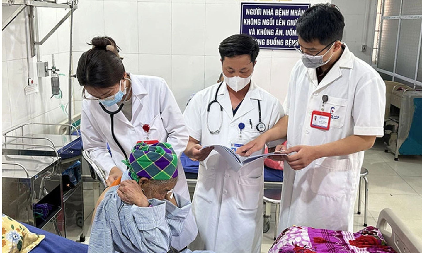 Các bác sĩ nội trú Bệnh viện Đại học Y Hà Nội phối hợp bác sĩ Trung tâm Y tế huyện Si Ma Cai (Lào Cai) khám, chữa bệnh cho người dân.