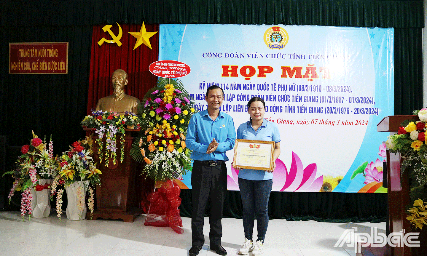 Tặng Bằng khen của Liên đoàn Lao động tỉnh về phong trào thi đua “Giỏi việc nước – Đảm việc nhà” năm 2023 