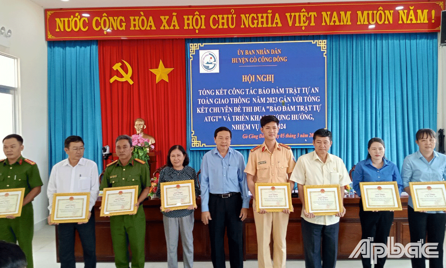 UBND huyện Gò công Đông khen thưởng cho 5 tập thể và 10 cá nhân hoàn thành tốt nhiệm vụ đảm bảo trật tự ATGT  năm 2023
