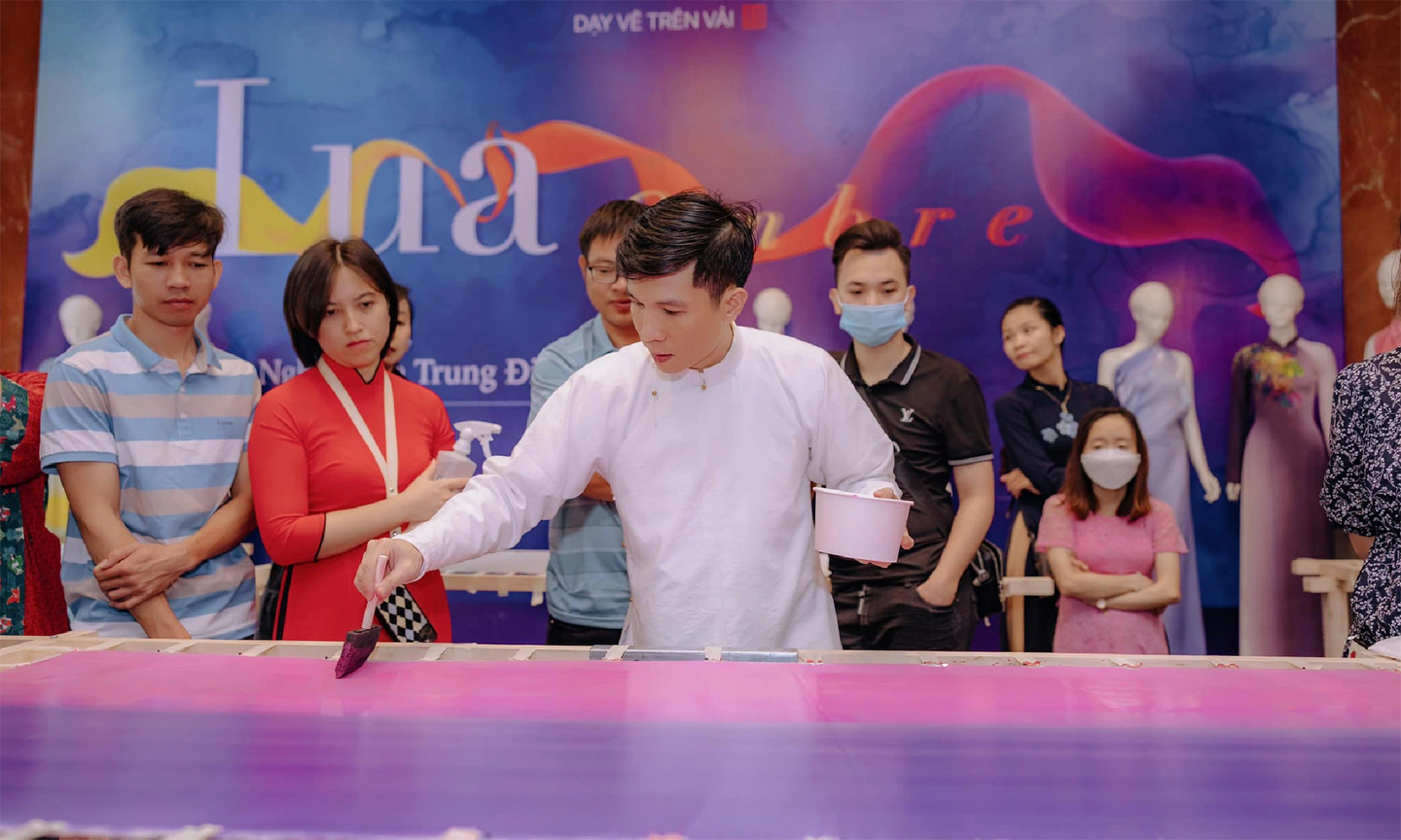 Nghệ nhân - NTK Trung Đinh hướng dẫn kỹ thuật nhuộm ombre. Ảnh: NVCC 