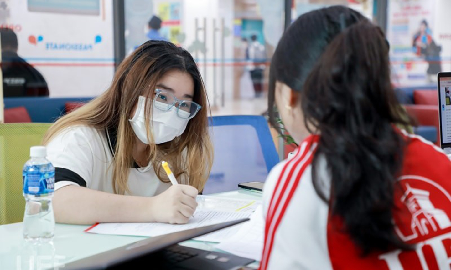 Thí sinh nộp hồ sơ đăng ký xét tuyển học bạ vào Trường Đại học Kinh tế - Tài chính TPHCM. Ảnh: UEF
