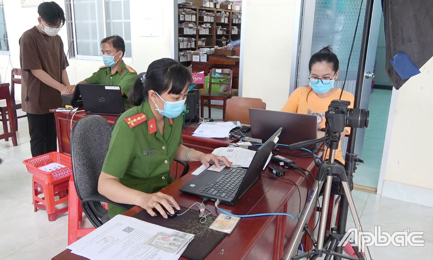 Công an TP. Mỹ Tho thực hiện thủ tục cấp Căn cước công dân.