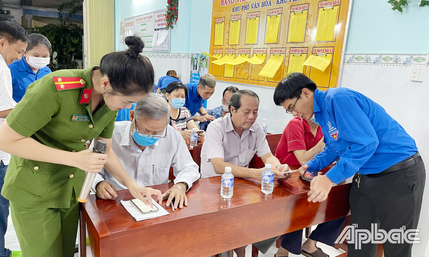 Đoàn viên, thanh niên TP. Mỹ Tho hướng dẫn người dân kích hoạt tài khoản định danh điện tử VNeID.