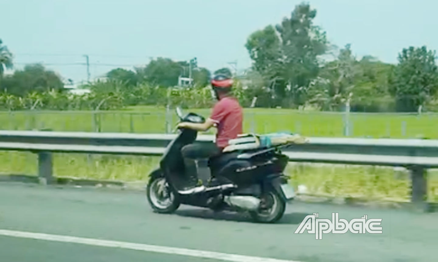 Xe máy vi phạm luật giao thông khi chạy trên tuyến trên cao tốc.